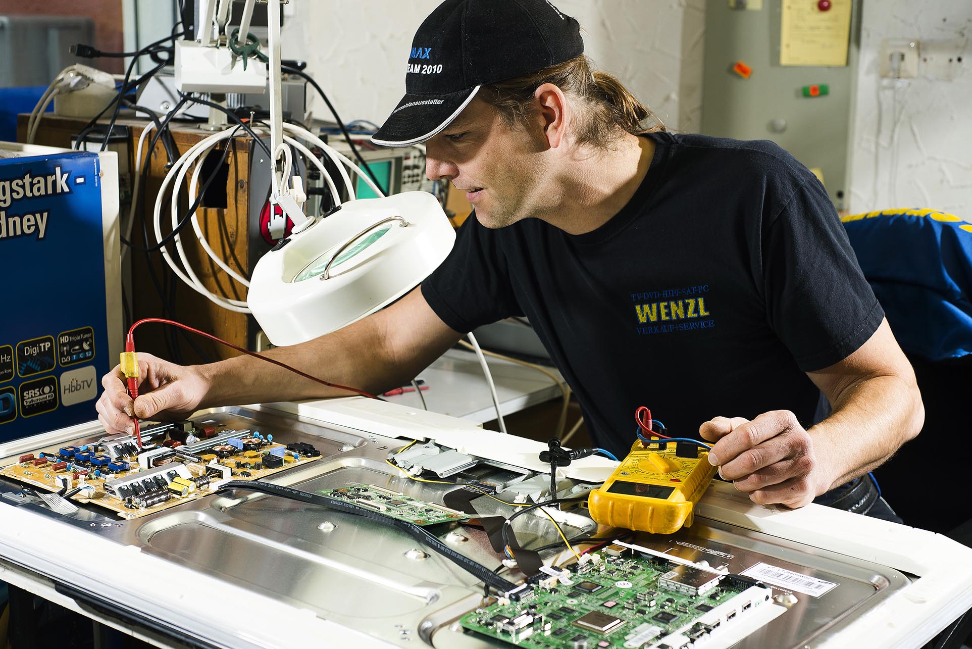 Wir bieten Ihnen Reparaturen für Geräte aller Art und aller Marken, egal ob hochmoderner Flachbildschirm, Kaffeevollautomat oder Röhrenradio, fragen Sie uns!