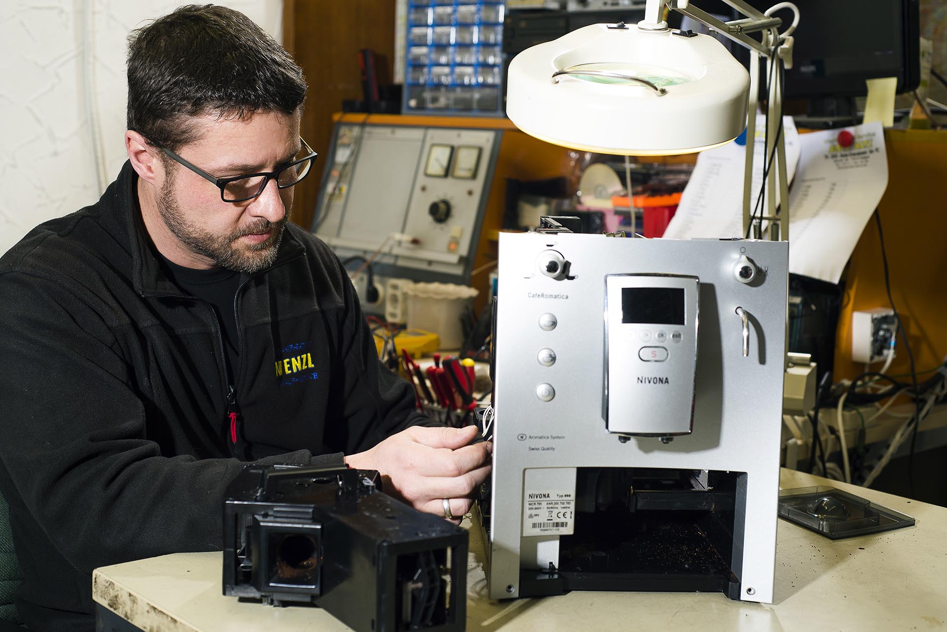 Wir bieten Ihnen Reparaturen für Geräte aller Art und aller Marken, egal ob hochmoderner Flachbildschirm, Kaffeevollautomat oder Röhrenradio, fragen Sie uns!