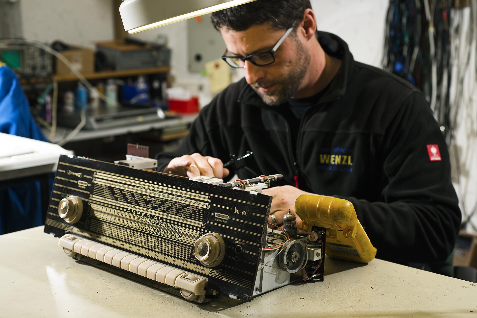 Wir sind spezialisiert auf Oldtimer-Reparaturen. Egal ob Röhrenradio, Plattenspieler, Tonbandgerät oder welche alten Schätze Sie auch haben, sprechen Sie uns an!